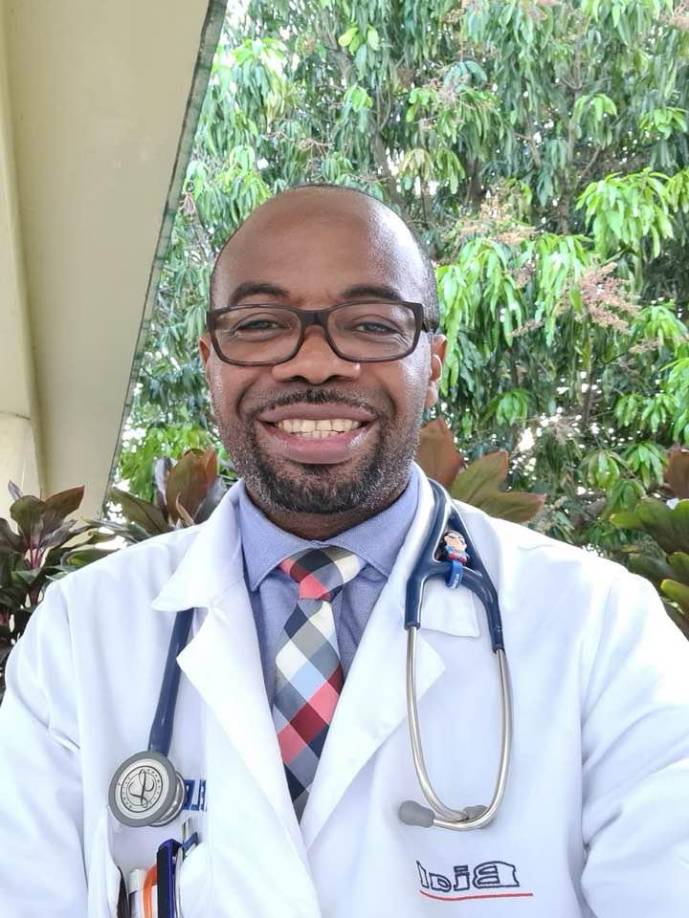 El doctor es muy querido en su ciudad natal y goza de un gran carisma, ahora aún más luego de conocerse su historia.