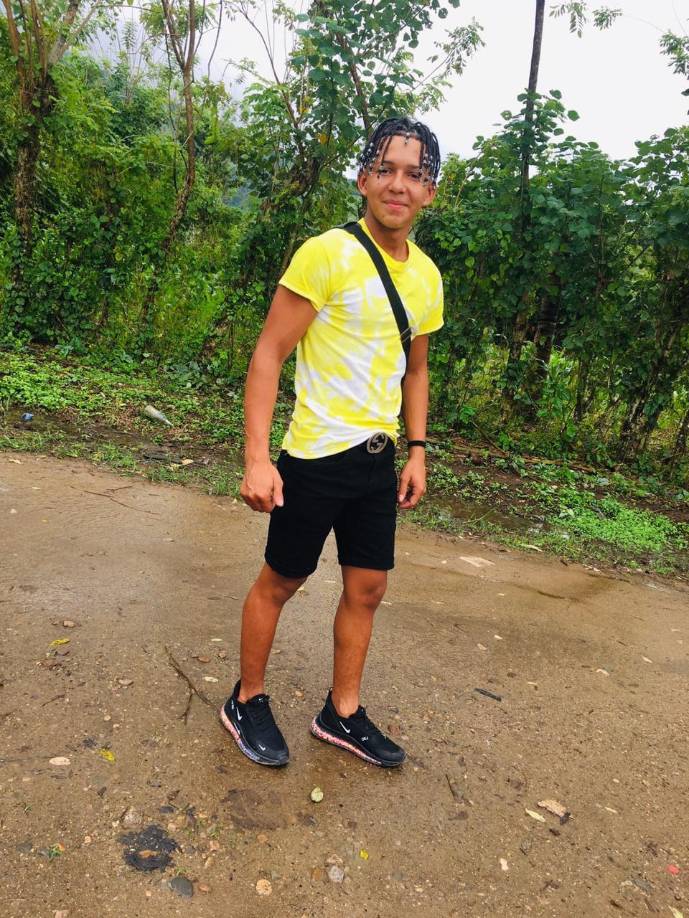 Tras el crimen, Medicina Forense llegó al lugar para realizar el levantamiento del cadáver y trasladarlo a la morgue, donde se llevará a cabo la autopsia.