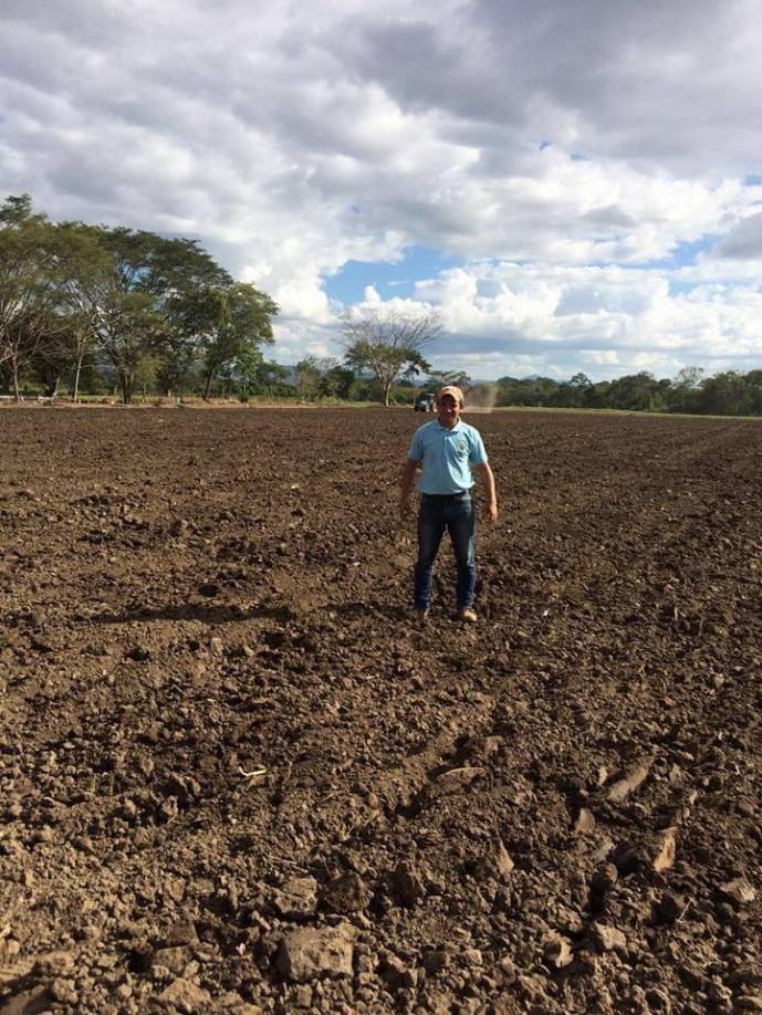 El cuerpo sin vida de Óscar Mendoza quedó recostado a un lado lado del vehículo. 