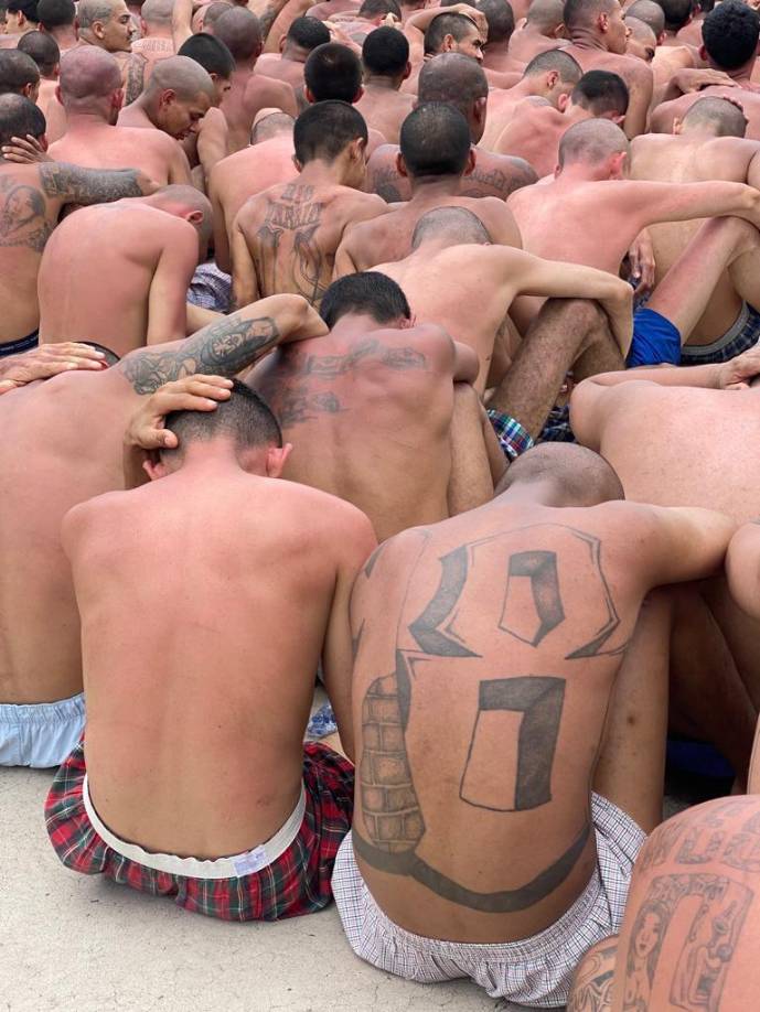 La Policía Militar inició el lunes el control de todas las cárceles de Honduras.