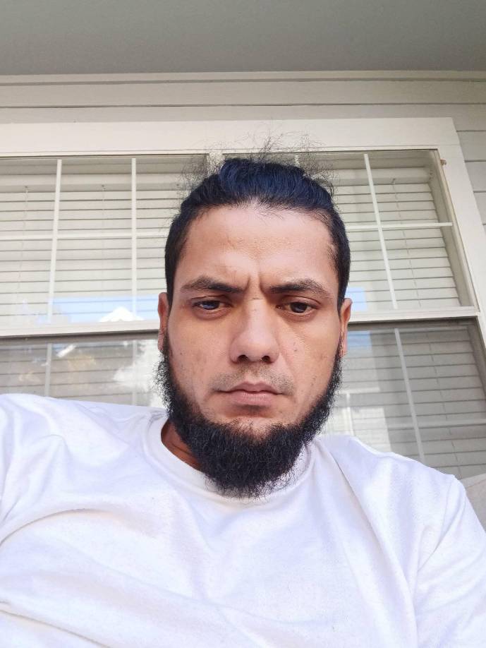 Los oficiales gritaron órdenes de “soltar el cuchillo”, pero él no obedeció y comenzó a cruzar la calle. Un oficial, ahora identificado como Hobbs, usó su arma de servicio y le disparó.