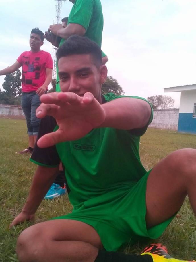 Una hermana de Kevin asegura que ya en la madrugada, Kevin fue atacado por sujetos que iban en un carro de paila cuando transitaba por la 20 calle de San Pedro Sula.