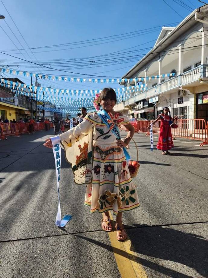 Los trajes típicos, tradiciones y gastronomía de cada uno de los departamentos de Honduras, fueron representados por los estudiantes de primaria en los desfiles patrios. 