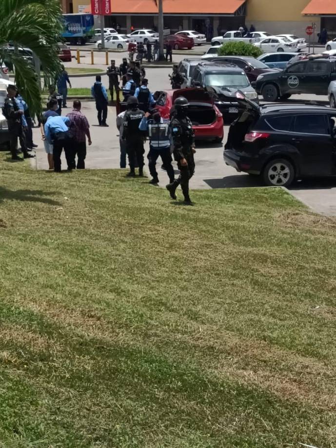 Por otro lado, uno de los hombres detenidos, el más joven, confesó que en el automóvil llevaban pistolas, “pero son legales” y que “íbamos a comprar municiones en la armería”. 