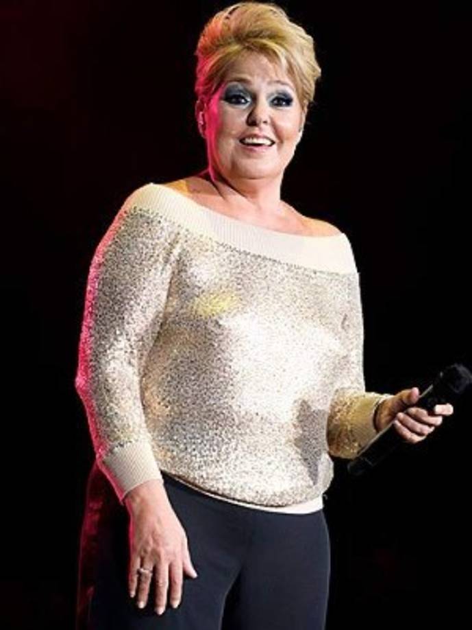 Lupita siempre ha estado en medio de la polémica, pero sus declaraciones recientes en el programa de Adela ha hecho que muchos queden sorprendidos. <br/><br/>La cantante reveló que tuvo encuentros con mujeres hermosas. 'Era una mujer muy bella, muy preciosa. De repente en el revetón (Fiesta) se daba y pues besitos ahí, acá. Probé de todo un poco, claro', dijo Dalessio.<br/>