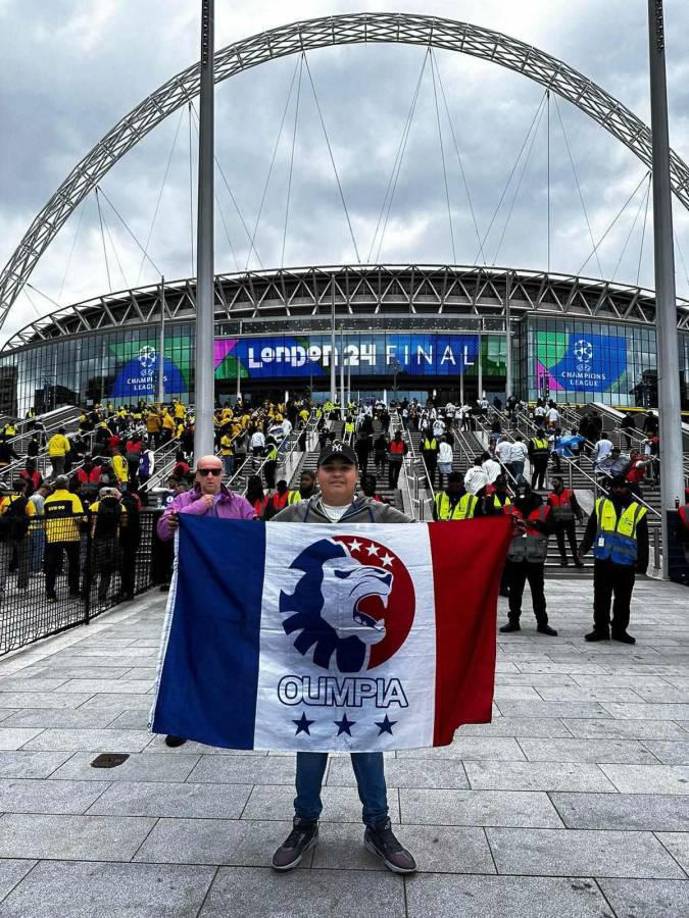 Un hondureño dice presente en Wembley: Adrien Maradiaga, de Valle de Ángeles, portando la bandera del tetracampeón Olimpia.