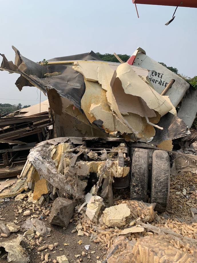 El pasado vehículo quedó totalmente destruido.