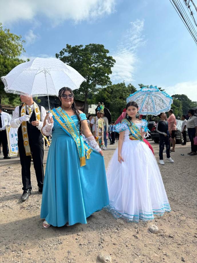 Heidy Amaya, de octavo grado, fue coronada como señorita Independencia, mientras que Emily Magaly, de sexto grado, se alzó como niña Independencia. Ambas se destacaron por sus sobresalientes índices académicos.