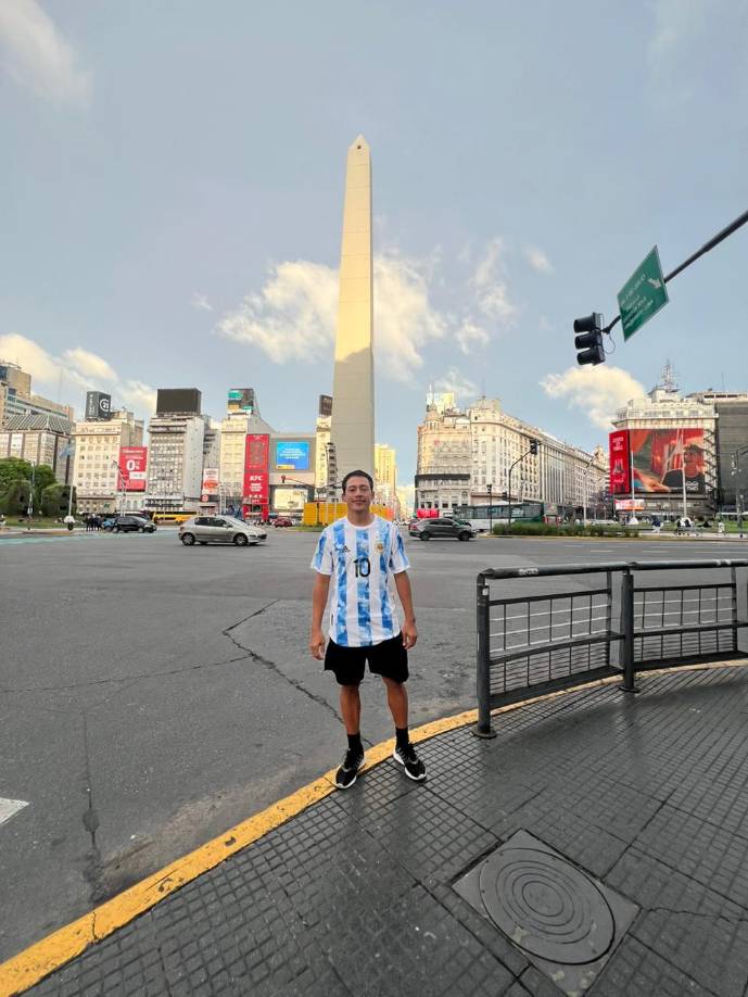 Castejón detalló que con el arte siempre pone en alto el nombre de Honduras donde quiera que va, ya que ha tenido la oportunidad de exponer su arte en diferentes países del mundo.