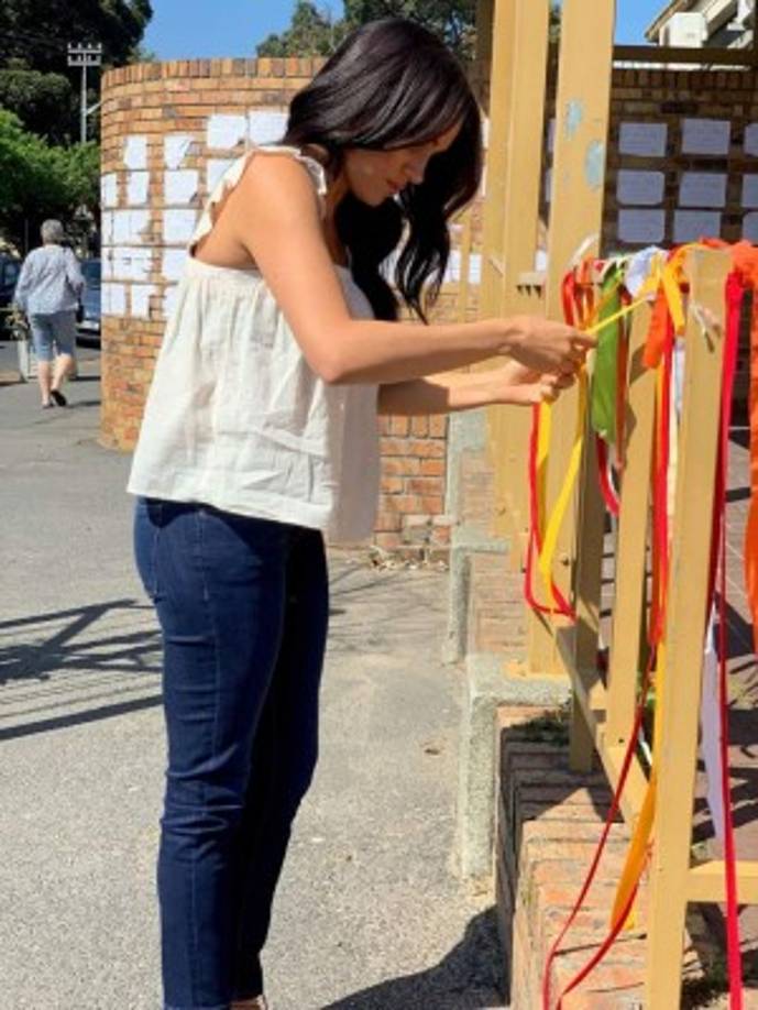 En su visita el monumento a una estudiante sudafricana asesinada, Meghan Markle optó por unos jeans y una blusa que dejó sus brazos descubierto.