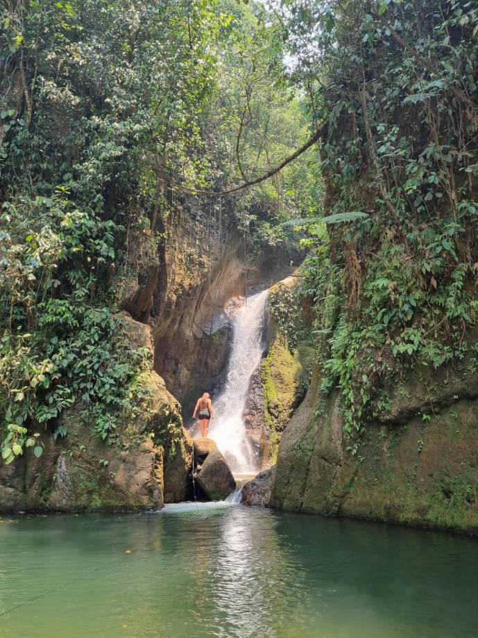Saric Yonary Cálix, de aproximadamente 20 años de edad, compartía en redes sociales fotografías suyas en sitios turísticos. 