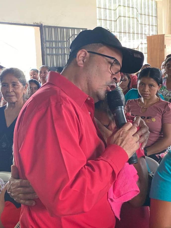 ”Pónganle atención a lo que dijo él hace varios meses, que el va aparecer en las papeletas presidenciales de noviembre, quizo convertirse en caballo de Troya, en un virus dentro de Libre para golpear al partido”, agregó.