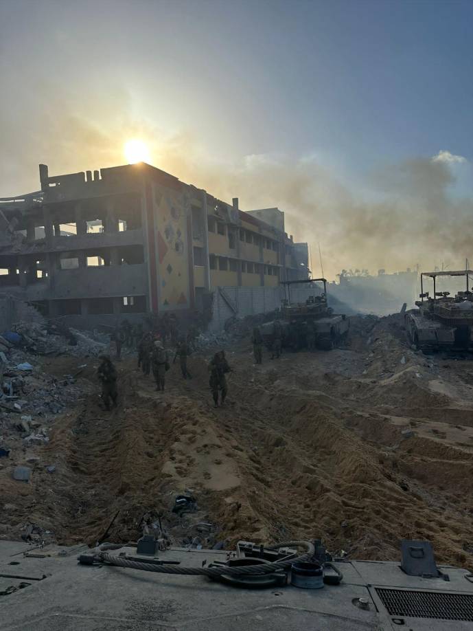 En imágenes difundidas el miércoles por el ejército israelí pueden verse tanques y topadoras avanzando entre las ruinas humeantes de <b>Gaza</b>.