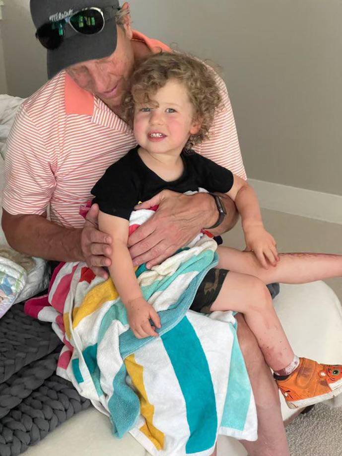 El menor fue reunido con sus abuelos por las autoridades. “A los dos años, Aiden se encuentra en una posición impensable: crecer sin sus padres. Aiden será atendido por su amada familia y tendrá un largo camino por delante para sanar, encontrar estabilidad y, en última instancia, navegar por la vida como huérfano”, escribió un miembro de su familia en la página de GoFundMe.