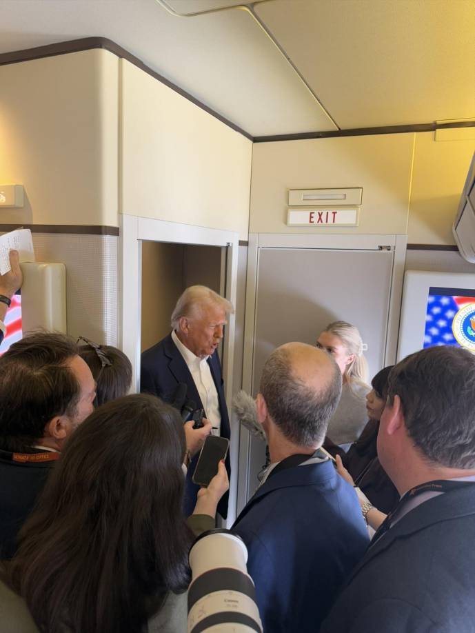 Alardeó de que esta sería “la Administración más transparente de la historia”, argumentando que Trump responde constantemente preguntas de la prensa.