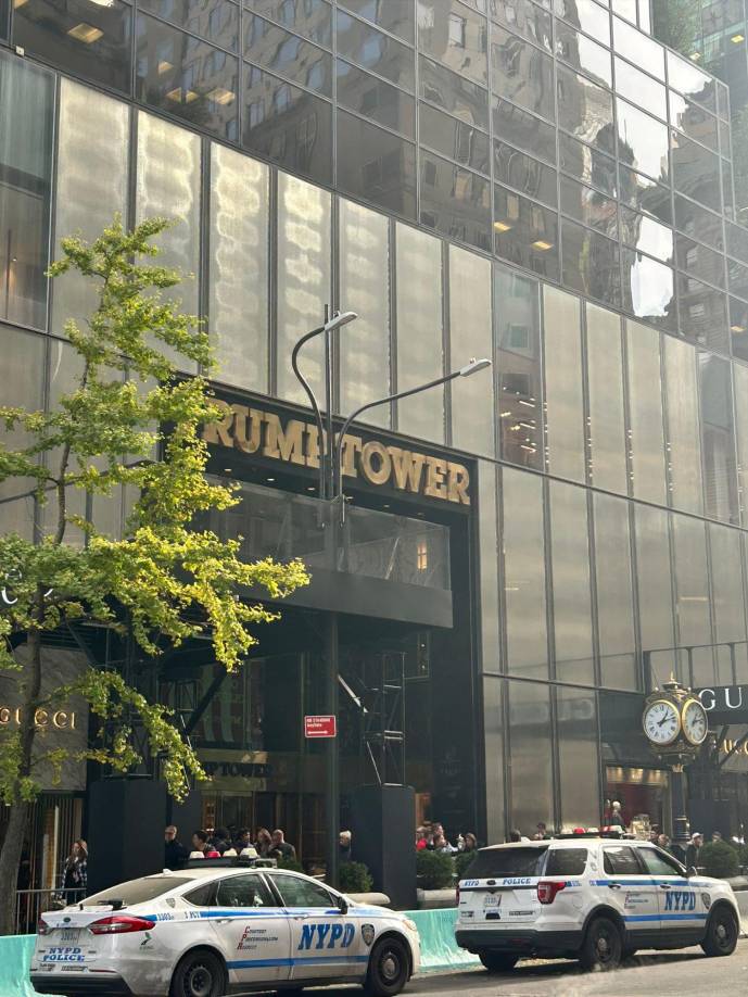 Sin embargo, mientras a afuera de la Torre Trump había protestas, por dentro se vivía un ambiente totalmente opuesto.