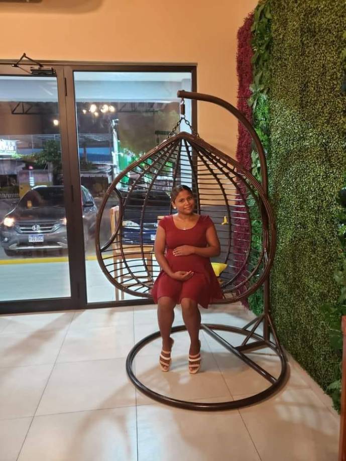 El joven, inundado por la angustia, compartió el número +504 3188-7570 para que cualquier persona que tenga información del paradero de su esposa pueda comunicarse con él.