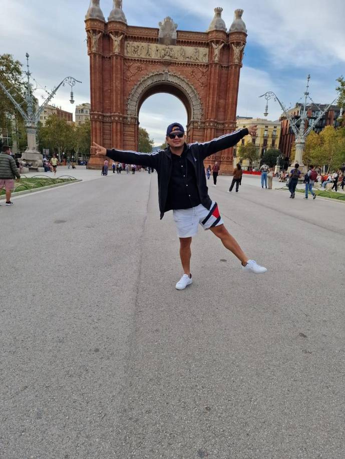 Aquí se muestra en el Arco de Triunfo de Barcelona. 