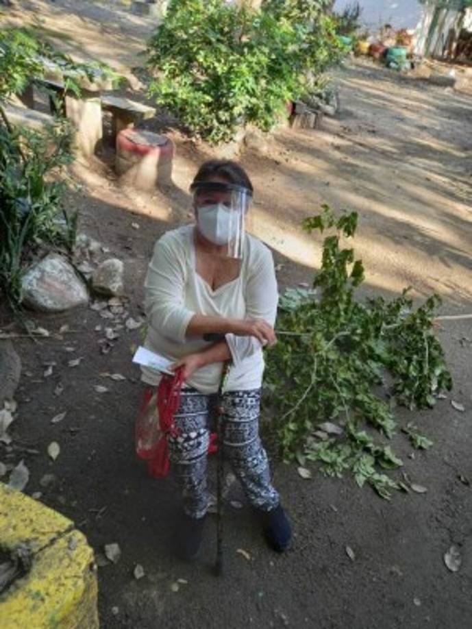 Con todas las medidas de bioseguridad, esta dama esperó el momento para poder ejercer el sufragio.