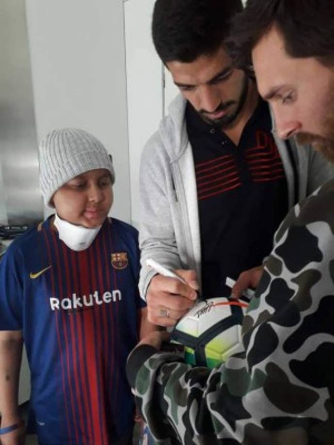 Los dos futbolistas también le firmaron un balón.