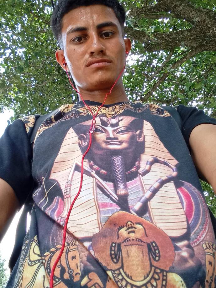 Yanez fue identificado rápidamente como sospechoso, y el departamento del sheriff advirtió que debía ser considerado “armado y peligroso”.