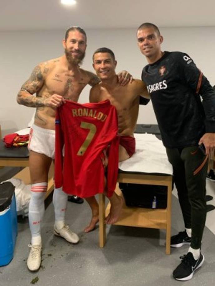 Cristiano Ronaldo, al final del amistoso ante España, se fotografió junto a su excompañero en el Real Madrid, Sergio Ramos, y Pepe.