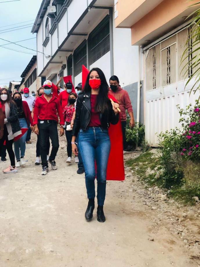 Aquí luce un estilo alternativo, con botines, jean, una camisa roja de base y una chaqueta de cuero. 