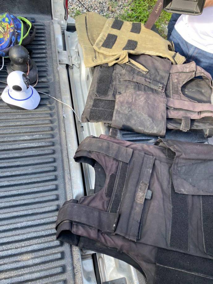 Chalecos antibalas, cámaras y armas de grueso calibre fueron hallados en una denominada “casa loca” en la que la pandilla comete crímenes, informó la Policía Nacional. 