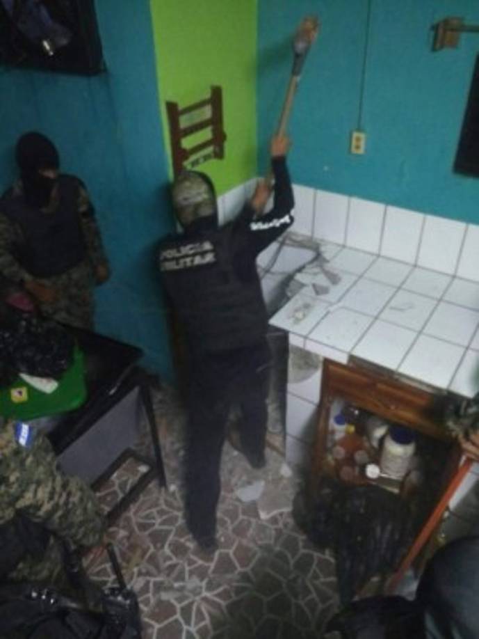 Entre lo descubierto hay 56 pistolas, 11 fusiles AK-47, más de 140 cargadores para pistolas, 35 cargadores para fusil y 22 celulares.