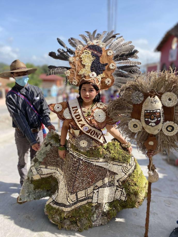 Niñas lucieron trajes con mucha creatividad. 