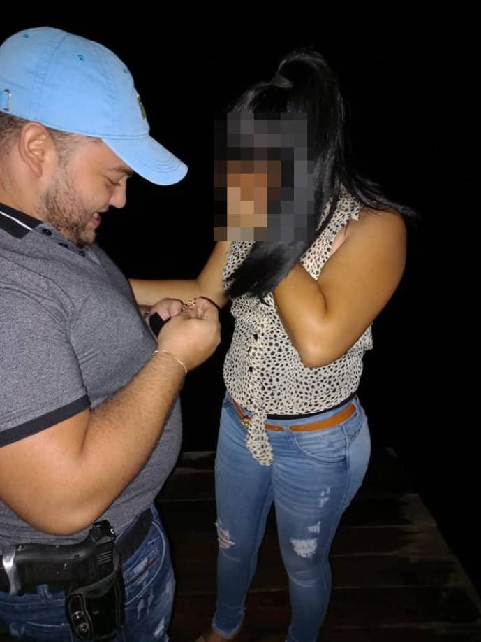 Previamente a esto, subió fotografías comprometiéndose y posteriormente casándose.