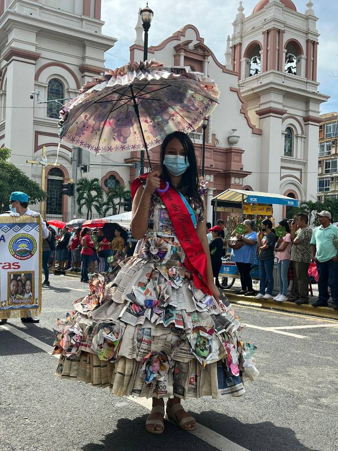 Un vestido hecho con periódico.