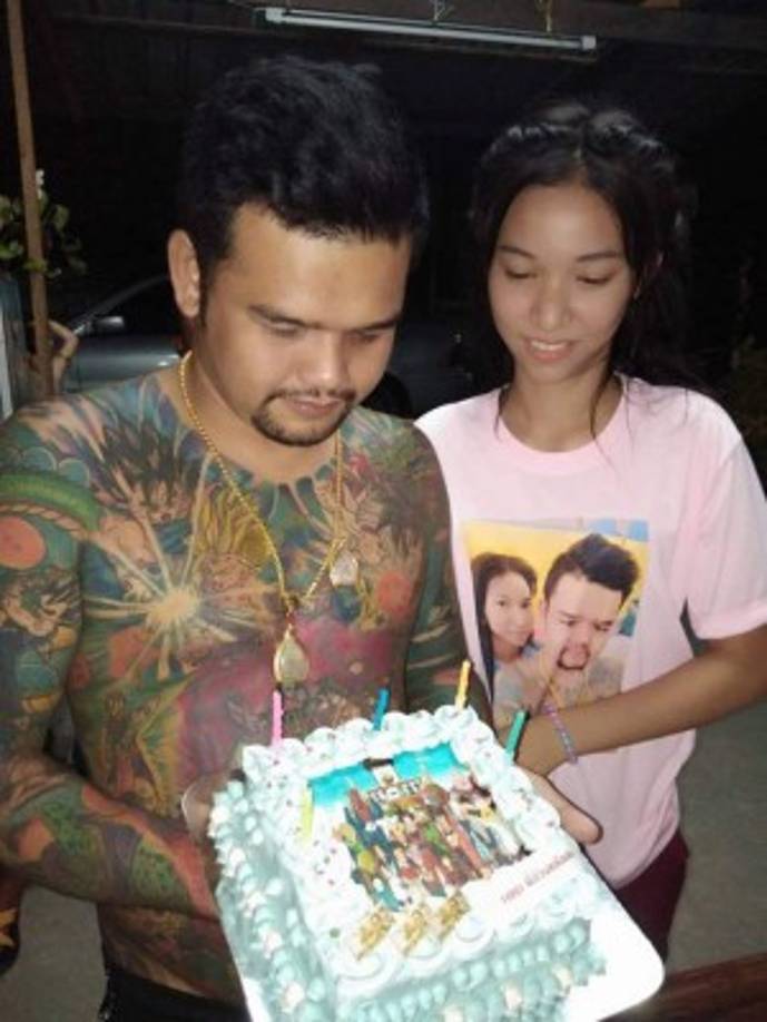 En la imagen, el tailandés durante la celebración de uno de sus cumpleaños. El pastel tiene la imagen de Dragon Ball y la camisa de la joven tiene el rostro de Kranseen.