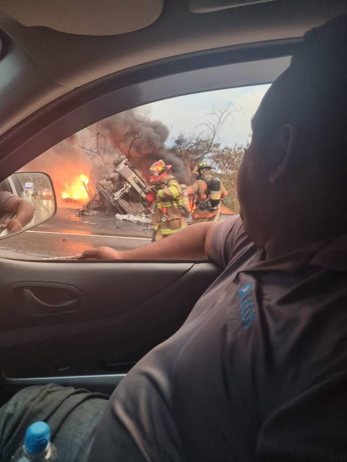 Darwin Ramón Maldonado Villeda observa la cisterna que quedó inservible tras prenderse en llamas este domingo 17 de noviembre.