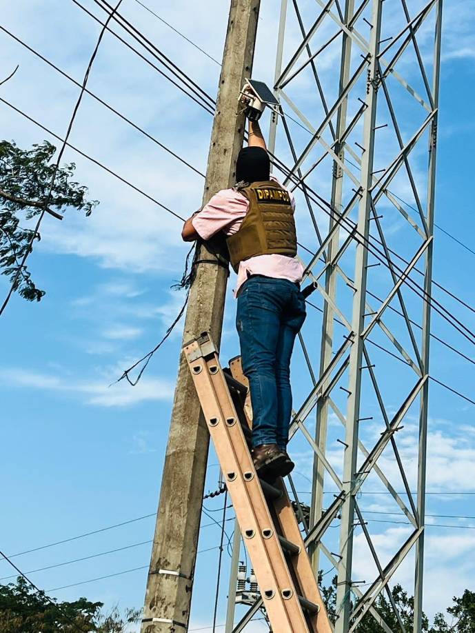 En el sector de Cofradía, Cortés, y Ceibita en Santa Bárbara, se logró desmantelar la red de circuito de cámaras de vigilancia y seguridad, incautando varios aparatos.
