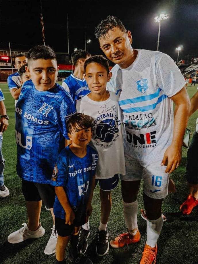 Mauricio Sabillón al final del partido compartió con estos niños catrachos que pedían sus autógrafos.