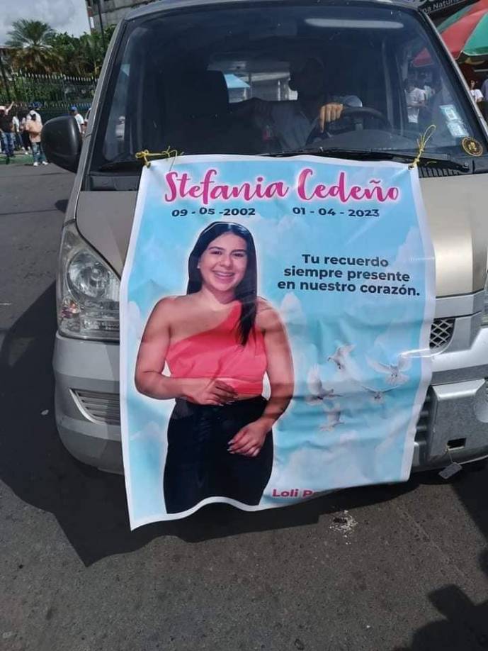 Los tres jóvenes murieron al instante y sus cuerpos habían quedado atrapados.