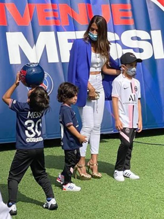 La siempre hermosa Antonela Roccuzzo con sus hijos Thiago, Mateo y Ciro acompañando a Messi en la presentación con el PSG. Foto cortesía Infobae