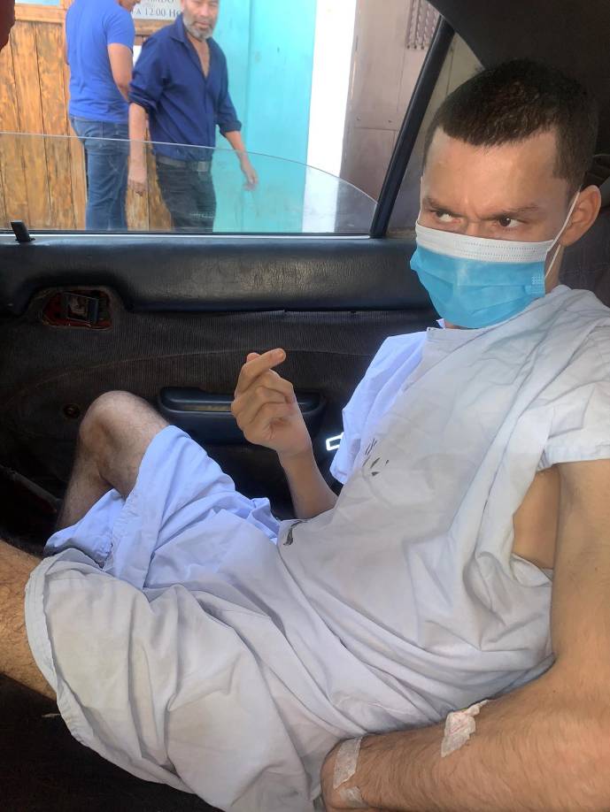 Daniel al ver que su hermano se resistía a vivir comenzó a pedir ayuda en las calles de La Ceiba.