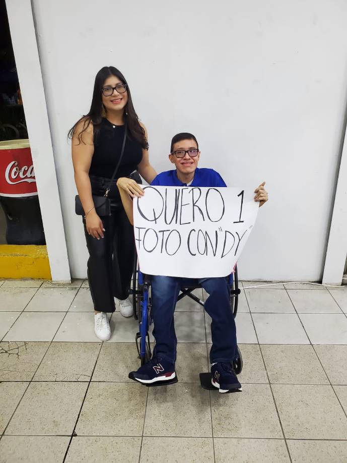 El joven Alex Castañeda es un fan de Daddy Yankee que sueña con conocer a su artista favorito.