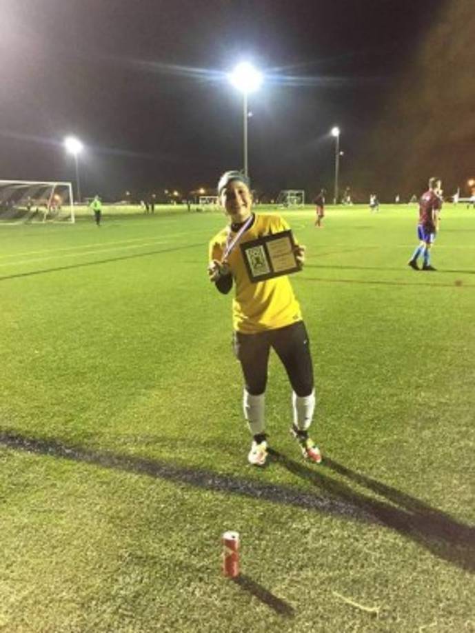Fernández Linares posando con premios que ha cocechado en Estados Unidos.