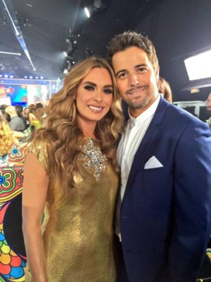 Galilea Montijo junto a Mané de la Parra durante Premios Juventud.
