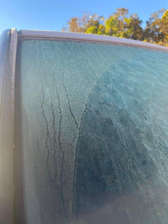 Uno de los carros que amaneció cubierto por una capa de hielo.