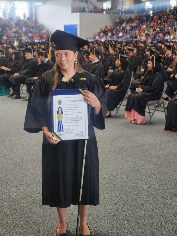 Cabe mencionar que, la joven egresada se graduó con honores, obtuvo distinción de Cum Laude.