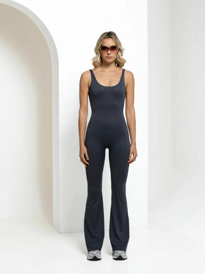 Alo Yoga combina tejidos de alta calidad con diseños que transmiten una estética limpia y moderna, atrayendo a un público que valora tanto el bienestar físico como el estilo. La marca ha sabido posicionarse estratégicamente colaborando con `influencers´ y celebridades como Kendall Jenner, Hailey Bieber y Gigi Hadid. Estas celebridades han sido fotografiadas luciendo sus conjuntos en todo tipo de situaciones. desde caminatas casuales hasta sesiones de yoga en playas exóticas. Además, esta firma ha capitalizado la tendencia al bienestar integral, asociando sus prendas con valores como la conexión espiritual, la sostenibilidad y el autocuidado. La presencia de la marca en plataformas digitales, junto con su capacidad para crear piezas que funcionan igual de bien en un estudio de yoga que en una cafetería, la ha consolidado como una favorita entre las generaciones más jóvenes.