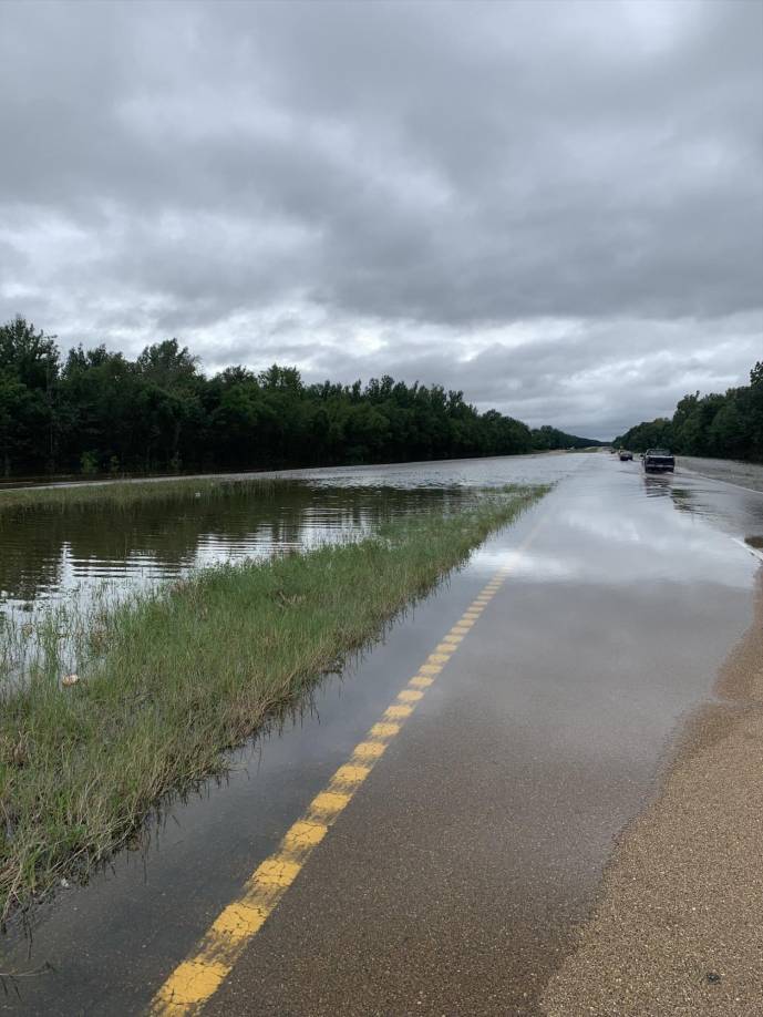 El Departamento de Salud del estado de Misisipi dijo que las plantas de tratamiento habían fallado y que había niveles bajos de agua en los tanques de almacenamiento que abastecían a Jackson. 