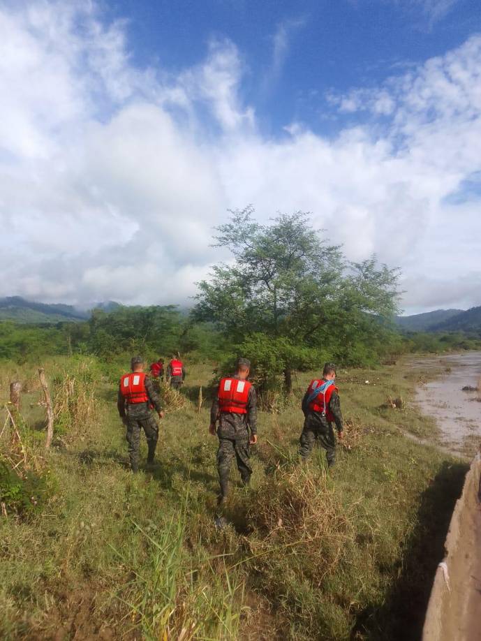 Pero fue en medio del río donde todos cayeron y las personas que estaban en el lugar comenzaron a gritar angustiados.