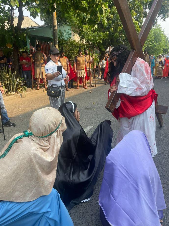 El evangelio de Lucas relata que Jesús les dijo “Mujeres de Jerusalén, no lloren por mí, sino por ustedes mismas y por sus hijos. Porque vendrán días en que se dirá: ‘Dichosas las que no pueden tener hijos, las mujeres que no dieron a luz ni tuvieron hijos que criar’. Entonces comenzará la gente a decir a los montes: ‘¡Caigan sobre nosotros!’, y a las colinas: ‘¡Escóndannos!’ Porque si con el árbol verde hacen todo esto, ¿qué no harán con el seco?
