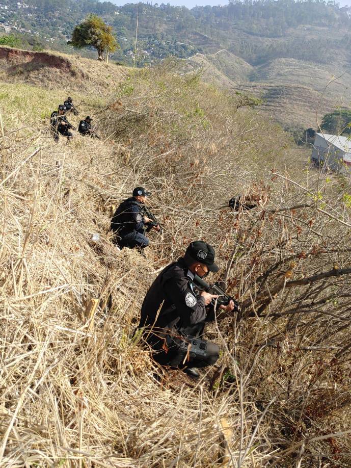 Elementos de las Fuerzas Especiales se han colocado en puntos estratégicos para garantizar el éxito en la operación de entrega del exgobernante Juan Orlando Hernández. Fotografías: Policía Nacional / Redes Sociales