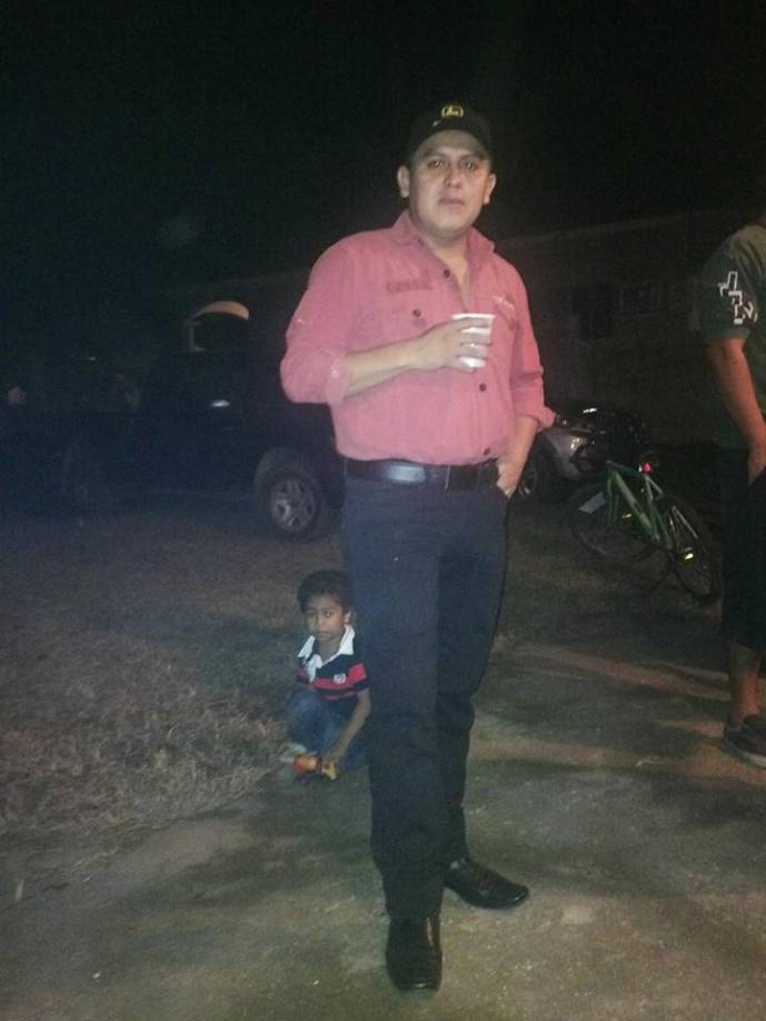 Al momento de su arresto se le encontró en posesión de dos vehículos, ambos tenían reportes de robo.